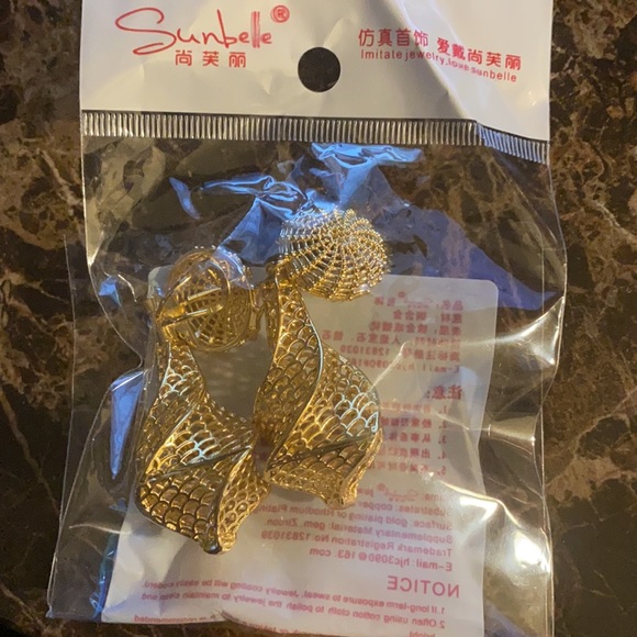 Earrings - Picture 3 of 7